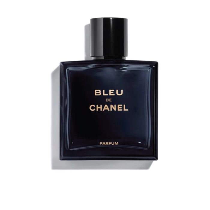 Diepblauwe flacon van Bleu de Chanel Parfum, met strakke lijnen en een luxe uitstraling, symboliseert de tijdloze kracht, verfijning en mysterieuze allure van de geur.